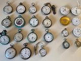 de nombreux modèles différents de montres de poche exposés au mur