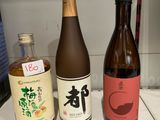 trois bouteilles de vin posées les unes à côté des autres sur un comptoir