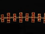 une image en gros plan d'un bracelet sur fond noir