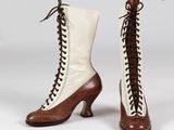 une paire de bottes marron et blanches à lacets