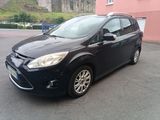 une photo d'une Ford C-Max noire garée dans un parking
