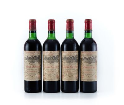 trois bouteilles de vin rouge sont posées les unes à côté des autres sur une surface blanche