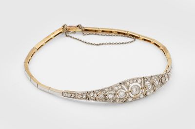 un bracelet ras-du-cou en or et diamants
