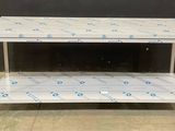 une photo d'une table en acier inoxydable ornée d'un motif bleu et blanc