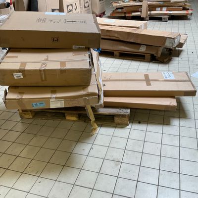 une pile de boîtes posées sur le sol d'une pièce