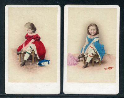 deux photos d'une petite fille assise sur une chaise