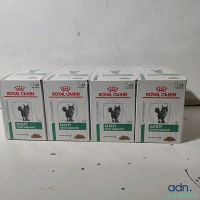 quatre boîtes de croquettes Royal Canin pour chatons posées sur une table