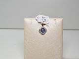 un sac à main blanc orné d'une broche bleue et blanche