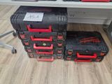 deux coffres à outils noirs et rouges posés sur une table