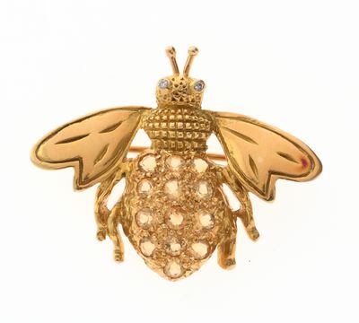 une image représentant une broche en forme d'abeille en or, dont les ailes sont ornées de diamants