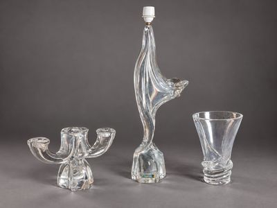 trois vases en verre et un bougeoir en verre posés sur une table
