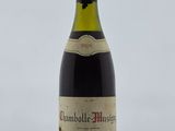 la bouteille de vin est posée sur la table sur la table