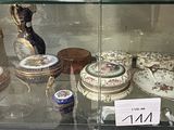 une vitrine en verre contenant de nombreux objets décoratifs