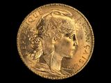 Gros plan sur une pièce d'or ornée d'une tête de femme
