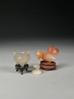 deux petites figurines assises l'une à côté de l'autre