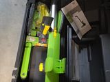 une boîte à outils verte contenant un outil et une boîte dans laquelle se trouve un outil