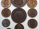 gros plan d'un paquet de pièces de monnaie sur une surface blanche