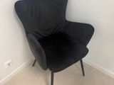 une chaise noire placée dans un coin d'une pièce