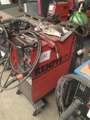 de nombreux types d'équipements de soudage dans un garage