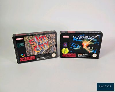 Deux boîtes de jeux sont posées sur une surface blanche.