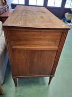 Commode rectangulaire en noyer, la façade ouvrant par trois … (photo 4)
