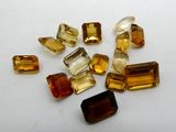 plusieurs pierres de différentes couleurs sont disposées sur une surface blanche