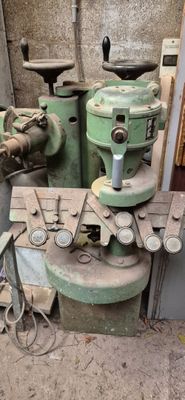 une machine posée sur le sol à côté d'un mur