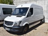 deux camionnettes blanches garées l'une à côté de l'autre dans un parking