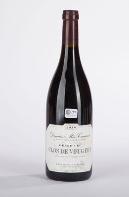 une bouteille de vin posée sur une table