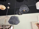 de nombreuses lampes suspendues au plafond dans une pièce