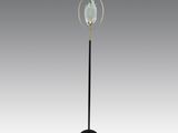 un lampadaire noir et doré surmonté d'un globe en verre
