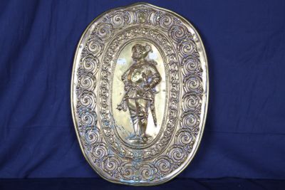 assiette en or représentant un homme tenant une épée sur fond bleu
