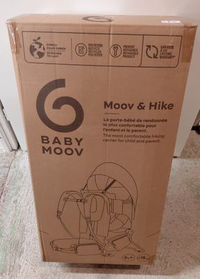 une boîte en carton sur laquelle figure l'image d'un bébé dans une poussette