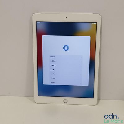 une image représentant une tablette posée sur une table blanche
