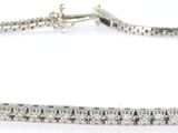 gros plan d'un bracelet en argent sur fond blanc