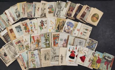 un lot de cartes posées sur une table