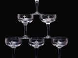 une pyramide de verres à vin empilés les uns sur les autres