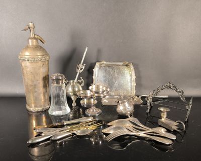 beaucoup d'objets en argent posés sur une table