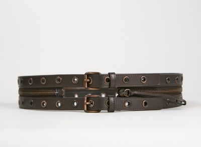 un gros plan d'une ceinture marron avec une boucle en métal