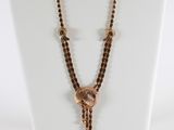gros plan d'un collier sur un présentoir pour mannequin