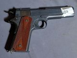 un pistolet posé sur une table, muni d'une étiquette