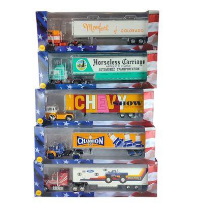 Plusieurs camions miniatures sont empilés les uns sur les autres dans une vitrine.