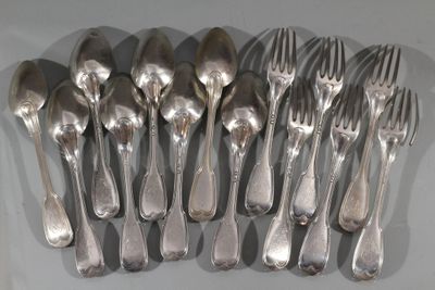 beaucoup de cuillères et de fourchettes en argent sur la table