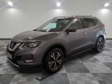un SUV Nissan gris garé dans un garage au sol carrelé