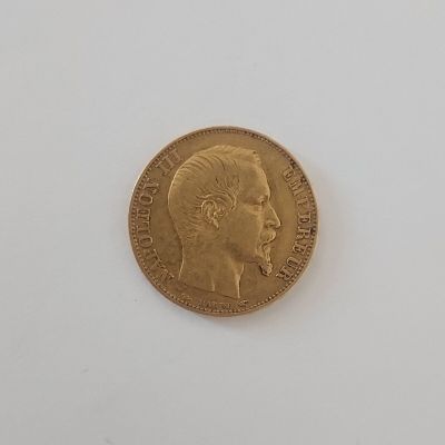 une image d'une pièce d'or sur une surface blanche