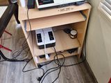 un petit bureau sur lequel se trouvent un clavier et un téléphone