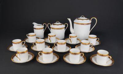 un ensemble de tasses à café et de soucoupes blanches et dorées