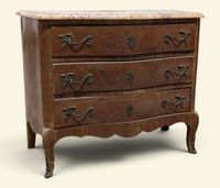 Commode galbée marquetée ouvrant par trois tiroirs en façade…
