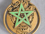 une image représentant un pentagramme doré et vert orné d'une étoile verte