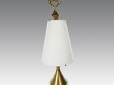 une lampe de table en laiton surmontée d'un abat-jour blanc